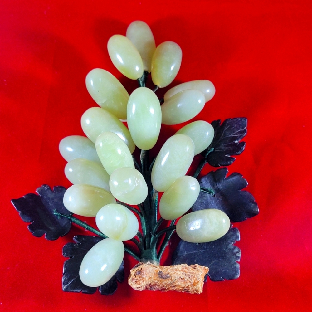 VINTAGE GENUINE GREEN JADE LARGE GRAPES AND LEAF